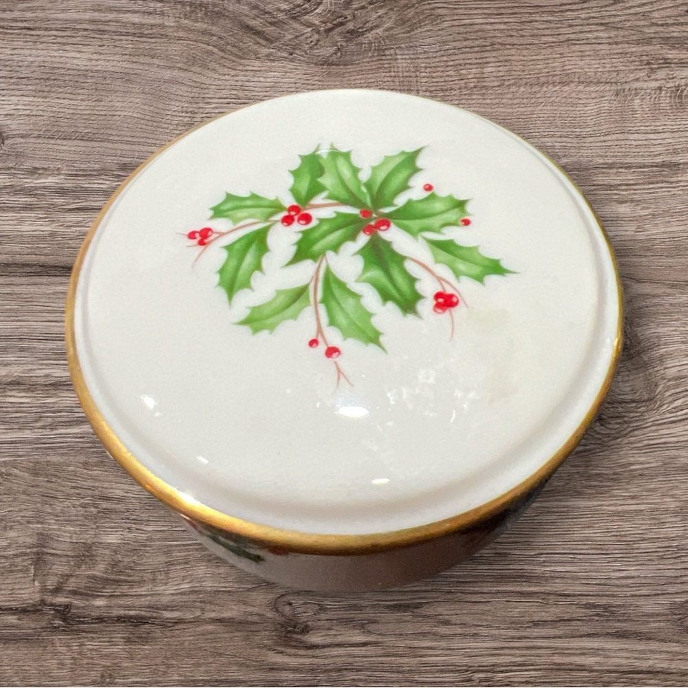 Lenox Dimensions Holiday Collection Holly & Berries Round Trinket Box Gold Band